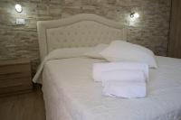 Zimmer mit Kingsize-Bett und Meerblick