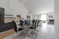 Beautiful penthouse for 8 close to city center - Ferienwohnung