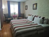 Zimmer mit Kingsize-Bett und Balkon