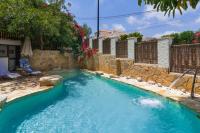 Bright villa with salt water pool - B&B