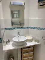 Postman's Knock, Lynmouth, first floor apartment with private parking - B&B