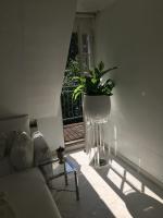 Camera Singola con Balcone e Bagno in Comune