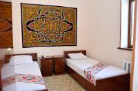 Tweepersoonskamer met 2 Aparte Bedden en Eigen Badkamer