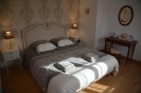 Zimmer mit Kingsize-Bett und Gartenblick. 