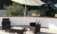 Zimmer mit Kingsize-Bett und Balkon