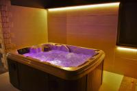 Pool, Sauna, Jacuzzi with Sea view - Apartment Josipa - B&B Podstrana