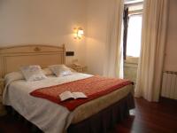 Habitación con cama grande