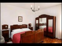 Zimmer mit Kingsize-Bett und Balkon