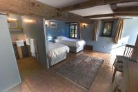 Zweibettzimmer mit Poolblick