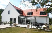 Dreko Panzió & Borbisztró - B&B Győrújbarát