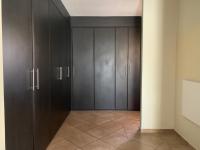 Habitación con cama extragrande.