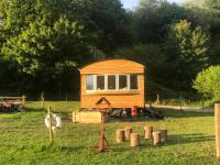 B&B Yeovil - Shepherds Huts Ham Hill, 2 double beds, Bathroom, Lounge, Diner, Kitchen, LOVE dogs & Cats Looking out to lake and by Ham Hill Country Park plus parking for large vehicles available also great deals on workers long term This is the place to relax and BBQ - Bed and Breakfast Yeovil