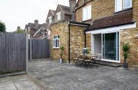 Aisiki Living at Alexandra Road, 2-Bedroom & 2-Bathroom with King or Twin Beds with Free WiFi and Parking Space - B&B Watford