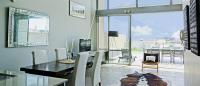 B&B Auckland - City Fringe Apartment with Sky Tower and City Views - Bed and Breakfast Auckland