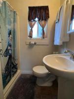 Zimmer mit Queensize-Bett und Whirlpool-Badewanne