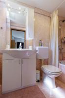 Zimmer mit Kingsize-Bett und Gartenblick. 