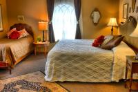 Zimmer mit Kingsize-Bett und Küche