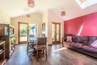 Lovely Three Bedroomed House, Parking 2 Cars - Chambres d’hôtes Londres