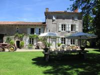 B&B Montemboeuf - Domaine de Lalat - B&B with en-suite bathrooms all rooms with garden views - Bed and Breakfast Montemboeuf