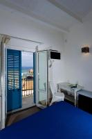 Doppelzimmer mit Balkon und Meerblick
