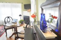 Habitación con cama extragrande y balcón