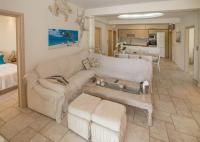 Family Getaway in Marathon by GHH - B&B Maratona