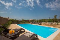 The Four Seasons House City Villa with Pool - B&B Mantoúki