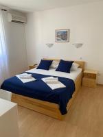 Tweepersoonskamer met Eigen Badkamer en Uitzicht op de Straat