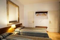 Tweepersoonskamer met 2 Aparte Bedden en Eigen Badkamer
