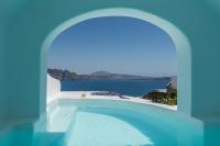 Honeymoon Suite with Plunge Pool and Caldera View