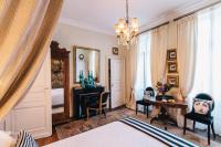 Habitación con cama grande y vistas al jardín