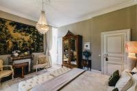 Habitación con cama extragrande y vistas al jardín