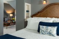 Suite with Lake View 9