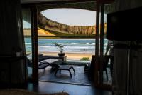 Habitación con cama extragrande y vistas al mar