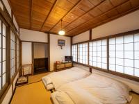 Tweepersoonskamer in Japanse Stijl met 2 Aparte Bedden en Gedeelde Badkamer