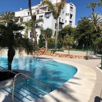 Jardines del Puerto Apartment for up to 6, totally refurbished 2025, gardens, pools, garage, wifi - Chambres d'hôtes Marbella