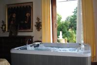 Zimmer mit Queensize-Bett und Whirlpool-Badewanne