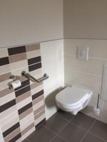 Chambre Lit King-Size avec Douche Accessible en Fauteuil Roulant - Adaptée aux Personnes à Mobilité Réduite