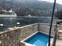 Large Luxury Waterfront Villa 500m2 with Private Pool and Private Beach for 15 People - Chambres d'hôtes Kotor