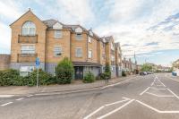 Modern apartment within short walk of The Castle, High Street and Long Walk - FREE PARKING - B&B