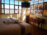 Zimmer mit Kingsize-Bett und Bergblick