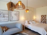 Habitación con cama extragrande y vistas al jardín 