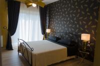 Habitación con cama extragrande y balcón