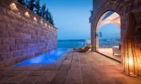 Apartment with Pool View 