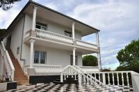 Mirišta - Spacious apartment in lush nature sea & forest - Bed and Breakfast