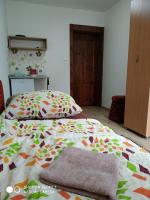 Tweepersoonskamer met 2 Aparte Bedden en Badkamer