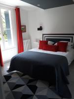 Zimmer mit Kingsize-Bett und Gartenblick.