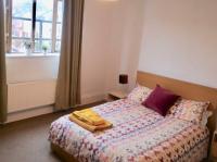 SPACIOUS 2 BEDROOM apartment with FREE PARKING - JCT 27 Cardiff side of Newport - Chambres d'hôtes Newport