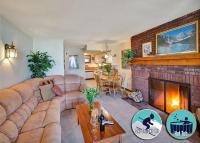 B&B Killington - Ski on ski off, conveniently located, 2 bedroom condo with beautiful views, access to indoor pool Sunrise B3 - Bed and Breakfast Killington