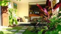 Habitación con cama extragrande y vistas al jardín 
